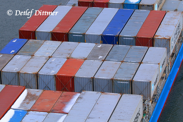 Container auf einem Frachtschiff