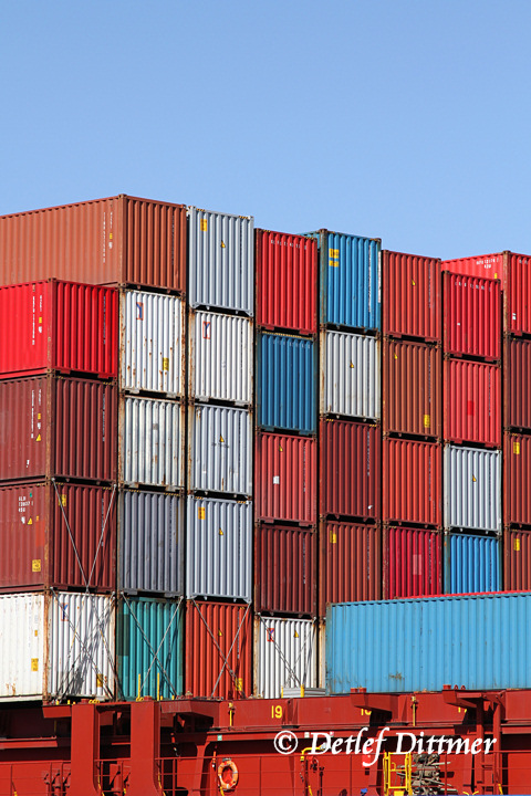 Container auf einem Frachtschiff