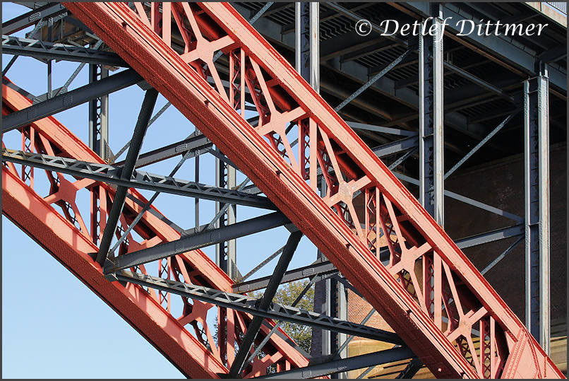 Details einer Eisenbahn- und Straenbrcke