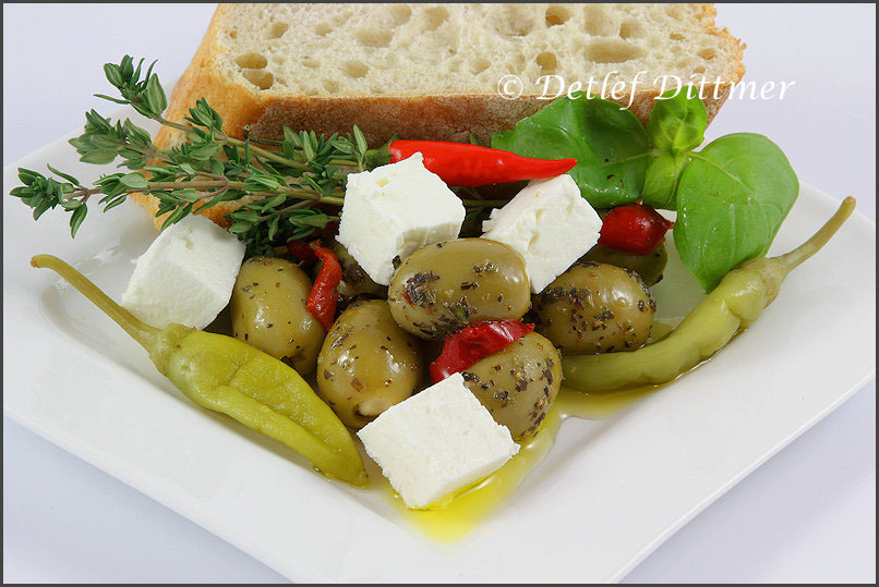 Antipasti mit Feta und Ciabatta-Brot