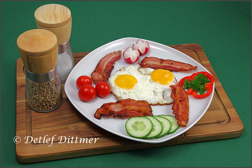 Spiegeleier mit Bacon und Beilagen