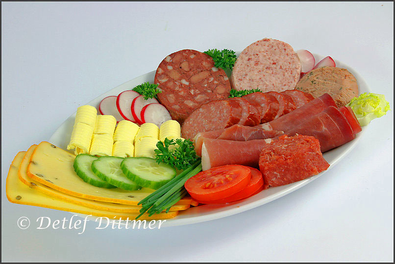 Brotzeit mit Wurst, Kse und Beilagen