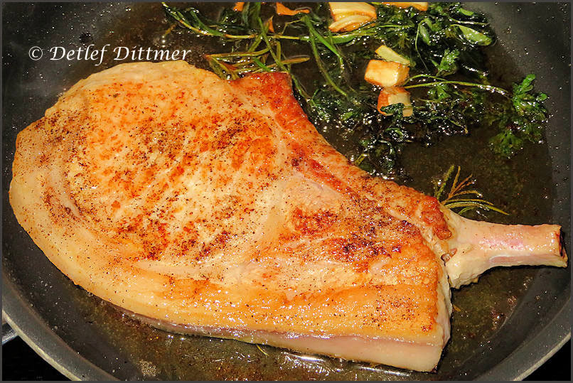 Kotelett vom Iberico-Schwein in der Pfanne
