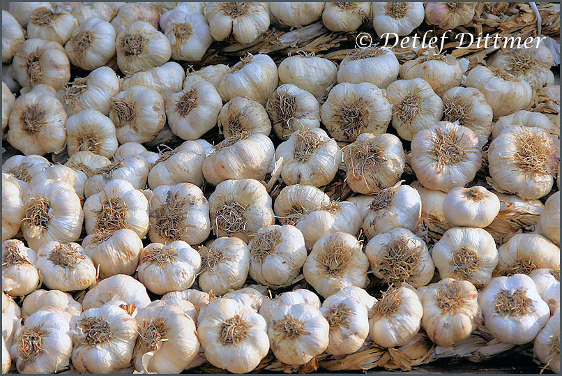 Knoblauch auf einem Wochenmarkt in Griechenland