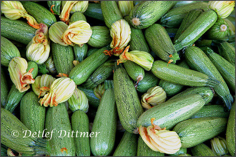 Zucchini auf einem Wochenmarkt in Griechenland