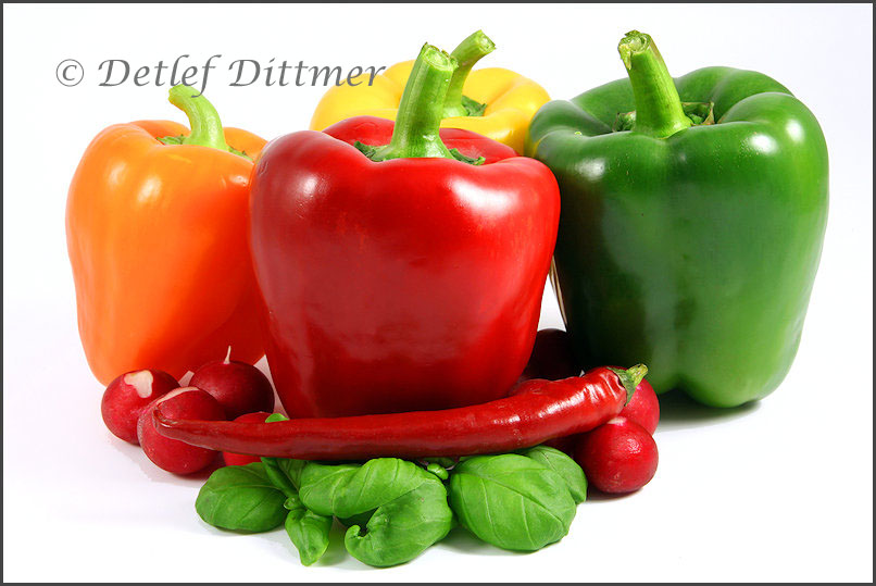 Paprika, Peperoni, Radieschen und Basilikum