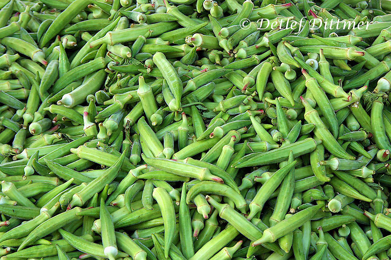 Okra-Schoten auf einem Wochenmarkt in Griechenland