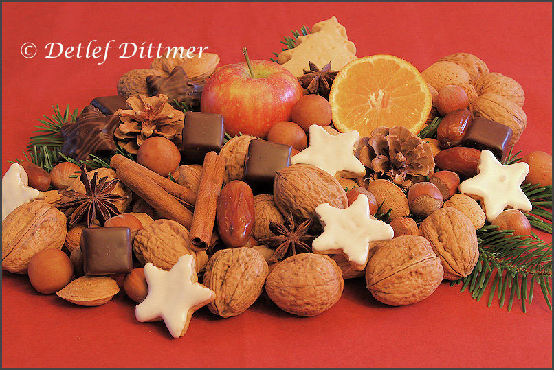 Arrangement zur Weihnachtszeit mit kleinen Leckereien