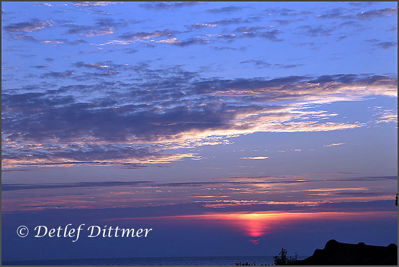 Sonnenaufgang am Meer mit Wolkenfeldern