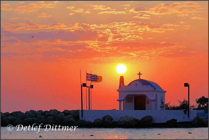 Sonnenaufgang mit Kapelle am Meer