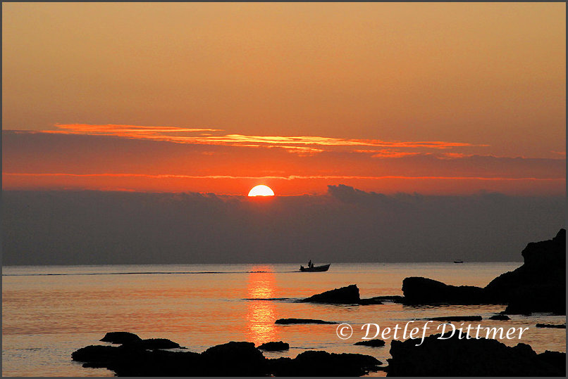 Sonnenaufgang ber der gis mit einem Fischerboot