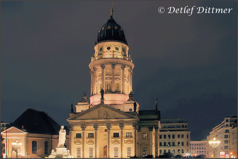 der "Franzsische Dom" am Gendarmenmarkt am Abend