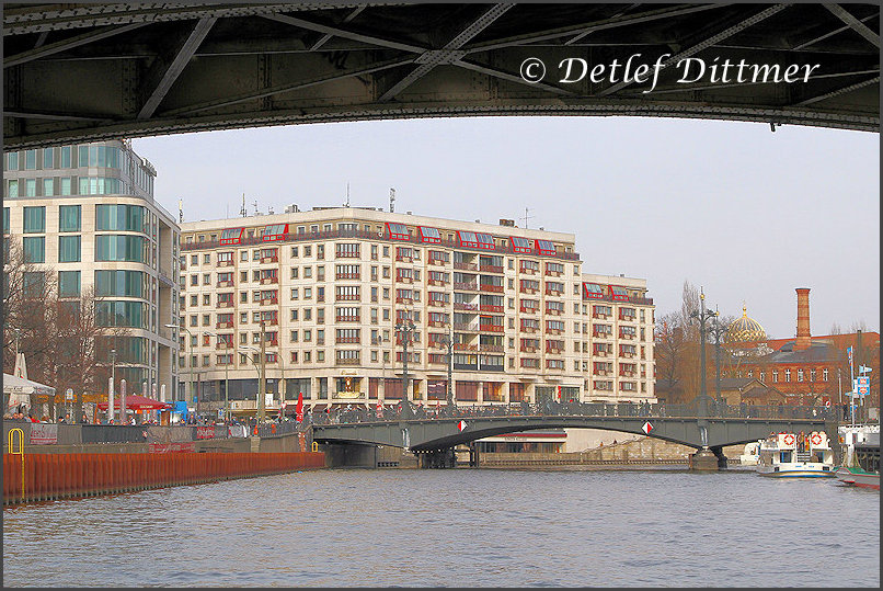 bei einer Ausflugsfahrt auf der Spree, Berlin