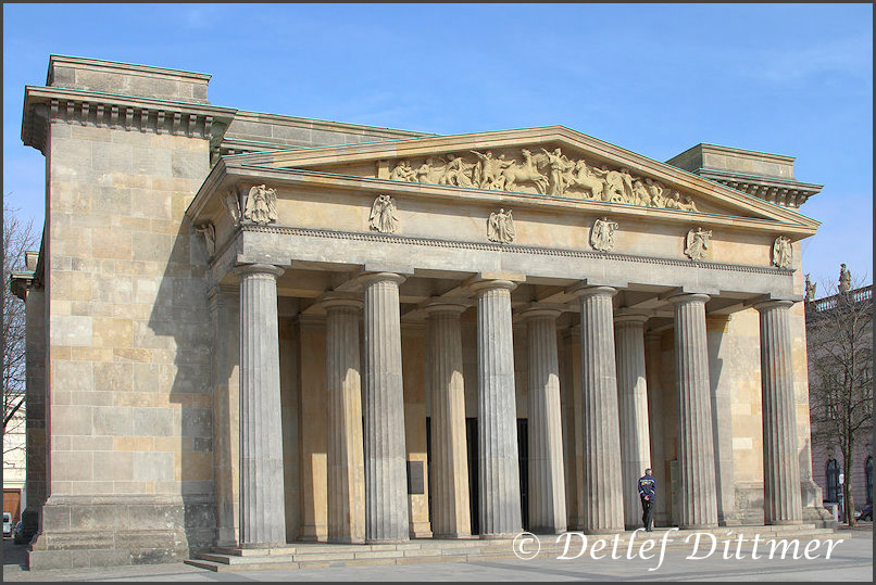die "Neue Wache" an der Strae "Unter den Linden" in Berlin