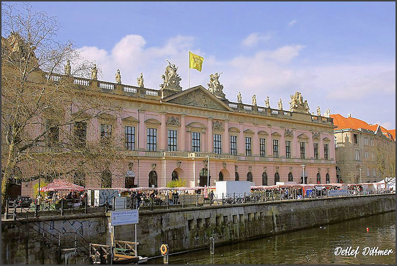 der Berliner Kunstmarkt zwischen Zeughaus und der Spree