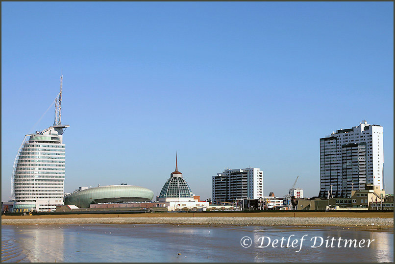 Blick von der Weser auf die "Havenwelten" in Bremerhaven