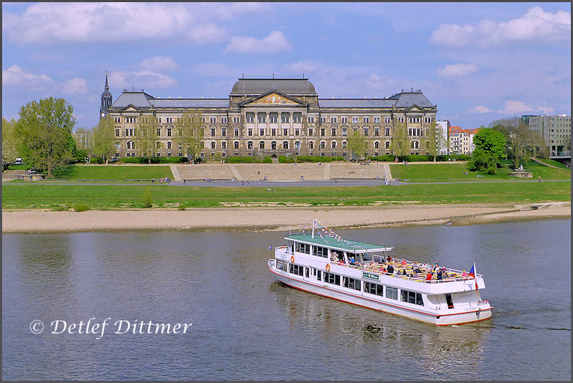 Blick ber die Elbe auf das Schsische Finanzministerium