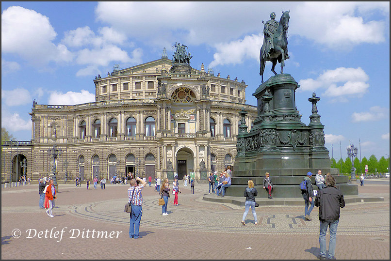 auf dem Theaterplatz mit Semperoper und Reiterdenkmal