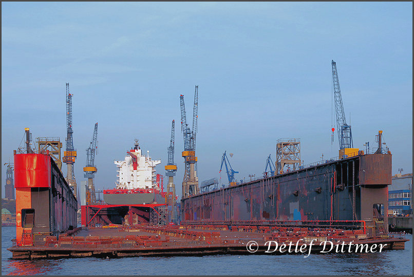 Blick in ein Schwimmdock im Hamburger Hafen