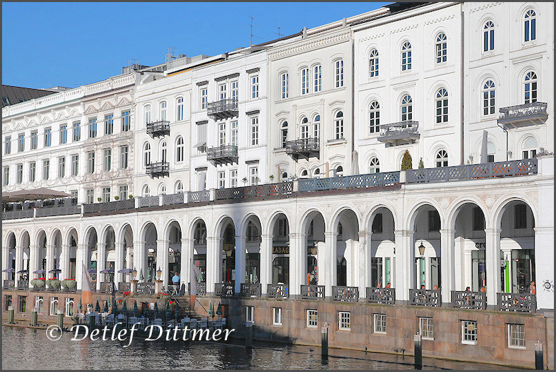 die Alsterarkaden beim Hamburger Rathausmarkt , Hamburg