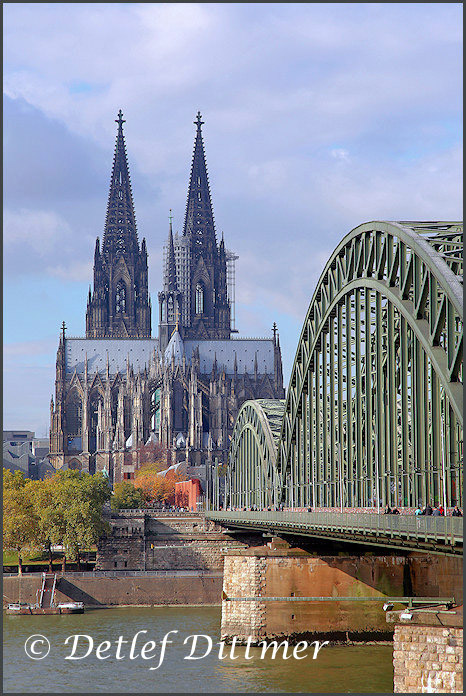 der imposante Klner Dom in der Nhe vom Rhein