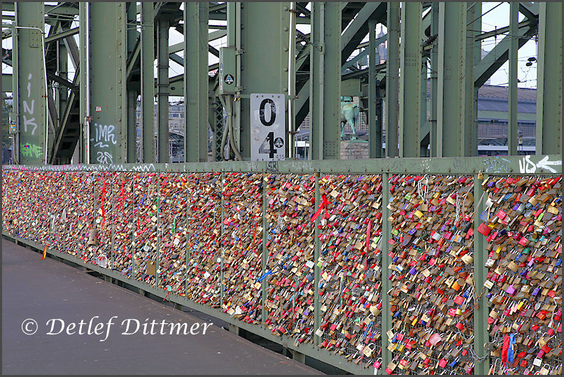 Liebesschlsser an der Hohenzollernbrcke in Kln