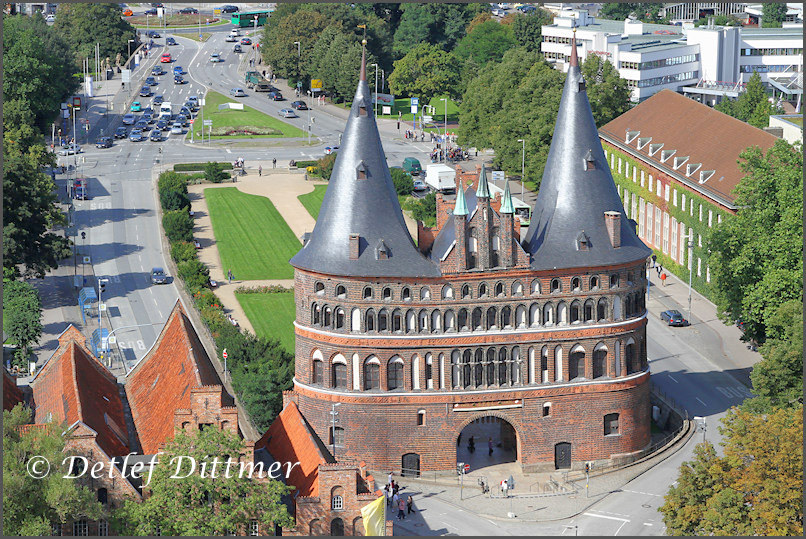 Blick vom Turm der Petri-Kirche auf das Holstentor, Lbeck