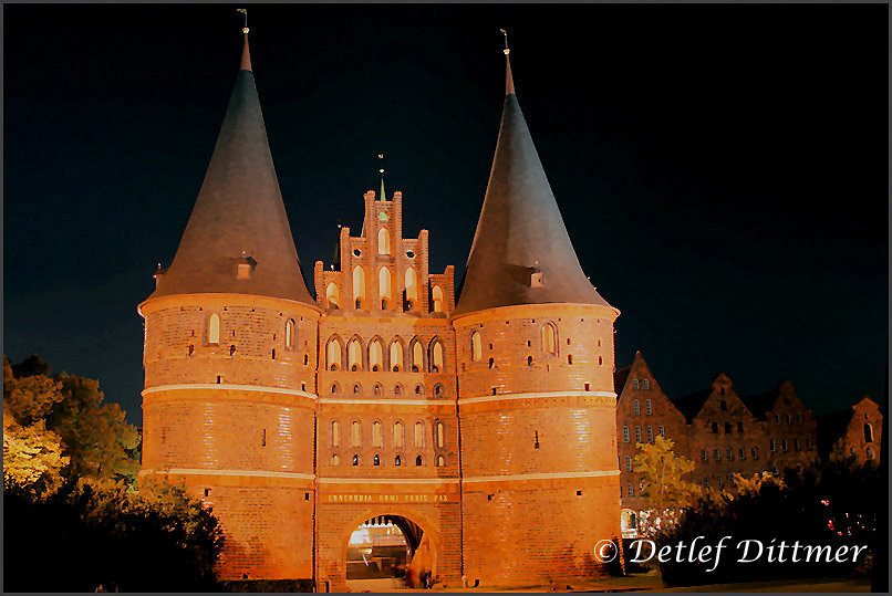 Das angestrahlte Holstentor in Lbeck am spten Abend