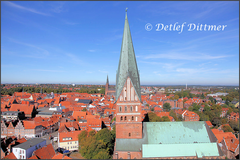 Blick ber die Stadt Lneburg und auf die St. Johanniskirche