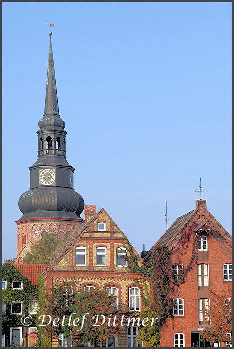 ltere Giebelhuser und Kirchturm in Stade