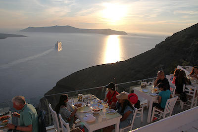 Abendessen bei Sonnenuntergang in Fira