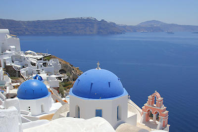 weie Huser und blaue Kuppel von Kirchen in Oia