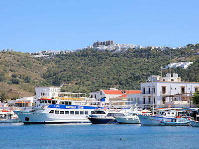 Blick von Skala auf den Ort Chora mit der Burg