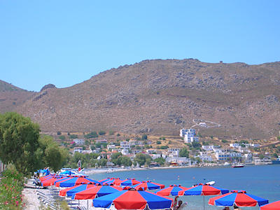 Blick vom Strand auf den Hafenort Livadia