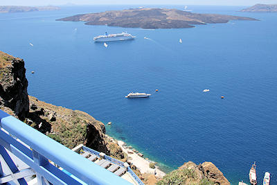 Blick vom Balkon unserer Unterkunft in Fira