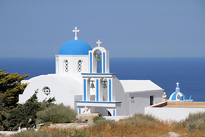 berall stt man auf Santorin auf blaue Kirchenkuppeln